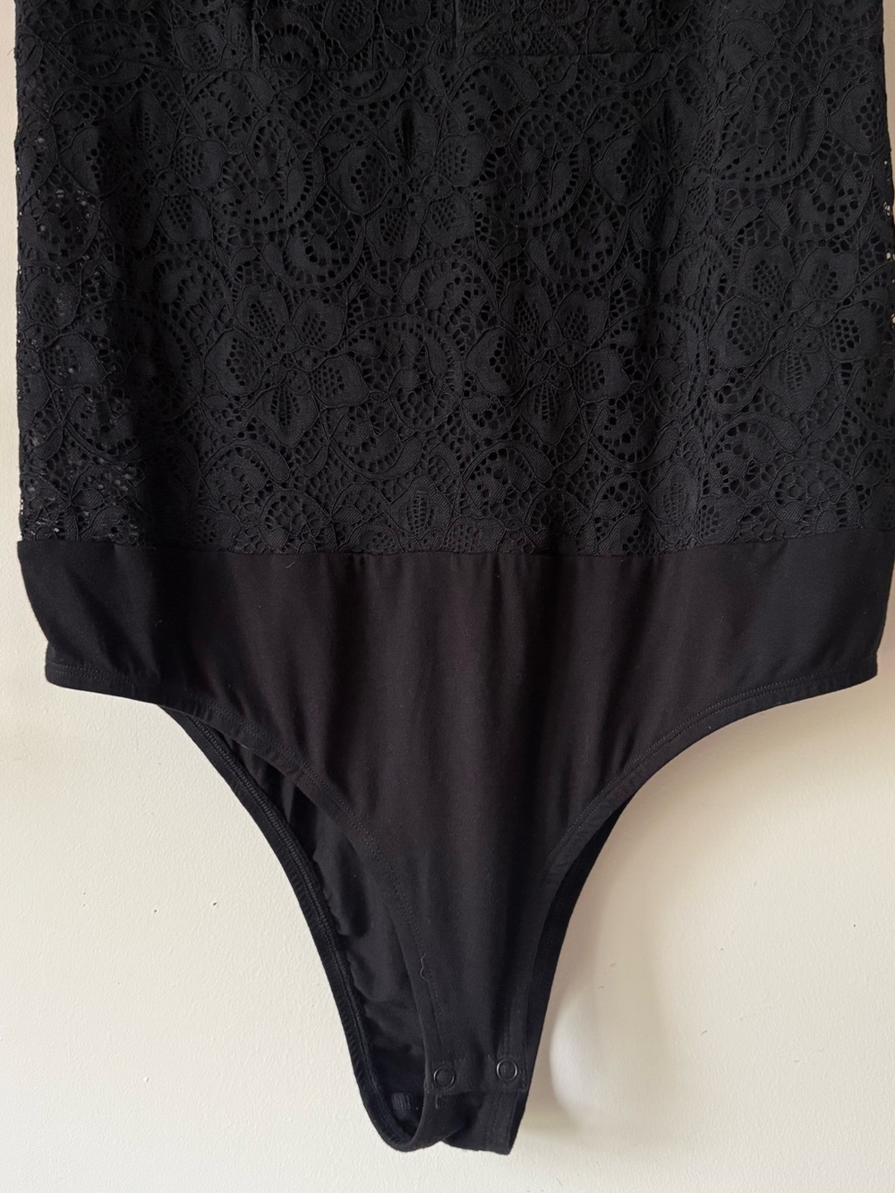 Torrid Black V-Neck Lace Bodysuit Short Sleeves
Scalloped Trim Size 1X 14/16 - Picture 12 of 16